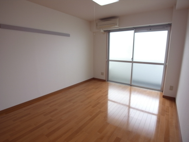 ダイドーメゾン岡本駅前の居間・リビング