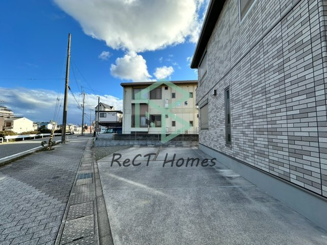 スリーハーモニーの駐車場