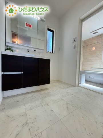 東松山市小松原町　未入 居住宅　タマタウン　02の脱衣所|ワイドな独立洗面台には、ちょっとしたスキンケア用品などを置くのにも便利ですね(^^)/								
