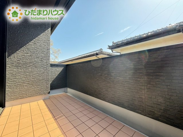 東松山市小松原町　未入 居住宅　タマタウン　02のバルコニー|バルコニーは溜め込んでしまったお洗濯物を一気に干すことができるくらいのスペースがあります。						
