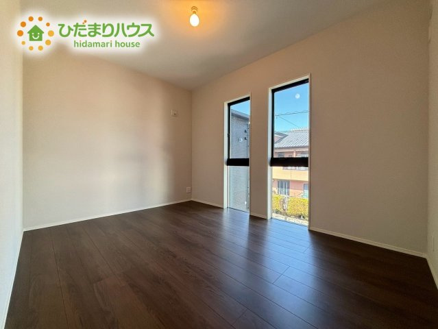 東松山市小松原町　未入 居住宅　タマタウン　02の洋室|窓が多く、明るい空間の居室(*^-^*)			
