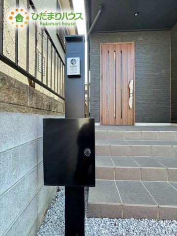 東松山市小松原町　未入 居住宅　タマタウン　02の玄関|玄関ポーチがあるので、宅配や来訪者の応対がスムーズにできます
