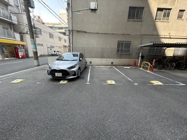 アーデンタワー立売堀の駐車場