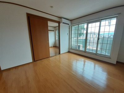 【居間・リビング】 | サウスコート | こちらの居間で趣味の時間をお楽しみください