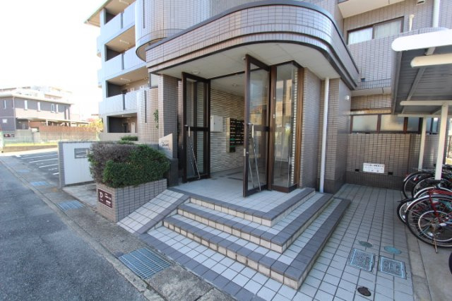 ラ・メゾンファミーユのエントランス|建物の内部です