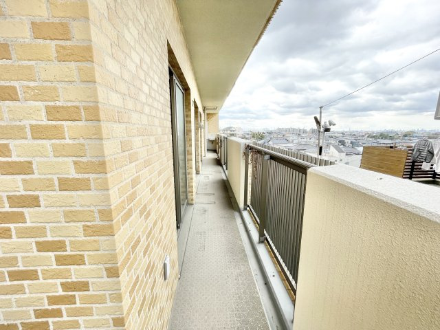 プラネスーペリア香里のバルコニー|お洗濯にも便利なバルコニー付き