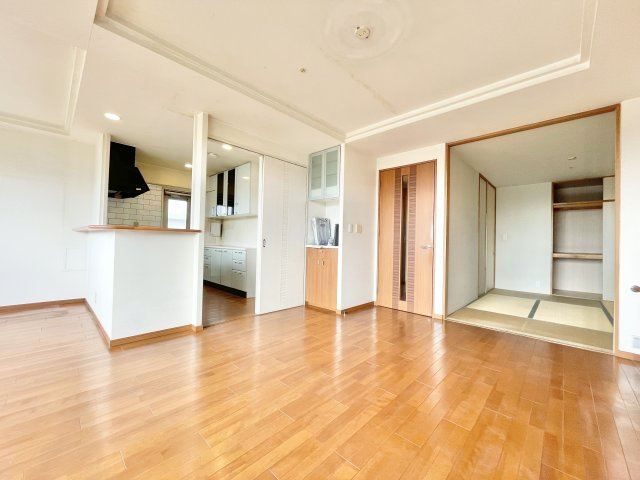 プラネスーペリア香里の居間・リビング|ゆったり過ごせるリビングです