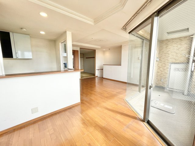 プラネスーペリア香里の居間・リビング|明るい日差しが眩しいリビング！