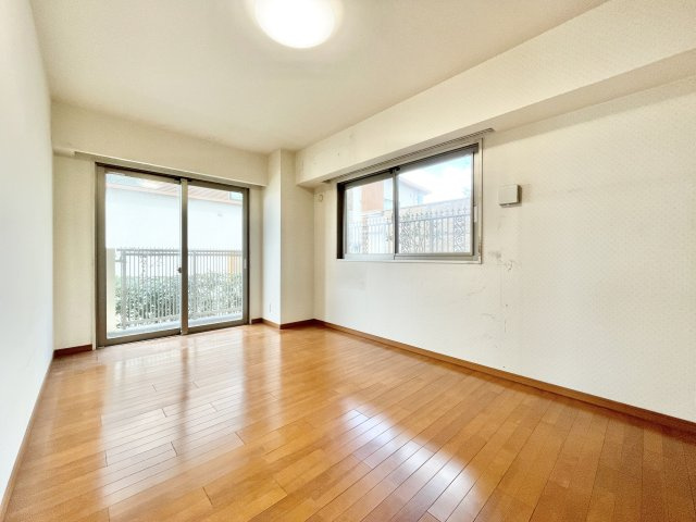 プラネスーペリア香里の寝室|開放的な寝室です