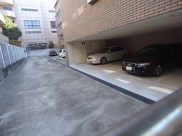 パレス東洋神戸５号館の駐車場