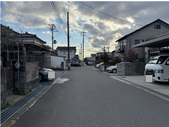 東区石山3丁目　売地の前面道路含む現地写真