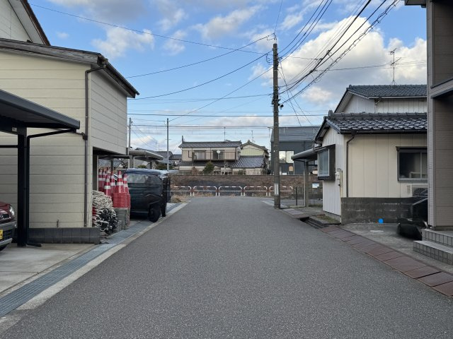 東区石山3丁目　売地の前面道路含む現地写真