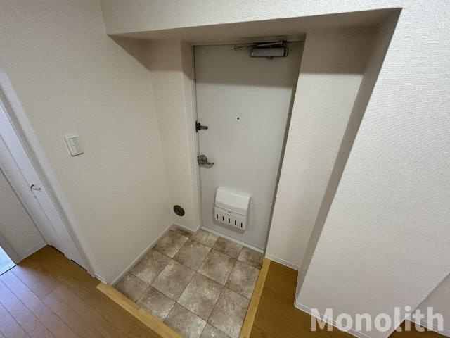 光明池駅前２号棟の玄関