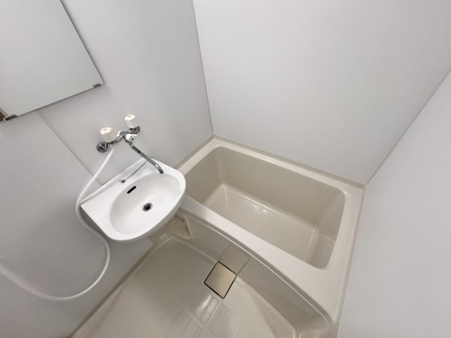 エトワール　クレールⅠの浴室|浴室乾燥機を設置。バストイレ別で温水洗浄便座付きの水回り