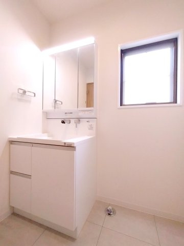 横浜市栄区公田町戸建②の独立洗面台|朝の支度にも助かる、独立の洗髪洗面化粧台