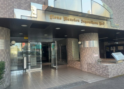 【エントランス】 | ライオンズマンション相模原第７ | マンションのエントランスには、もともと風よけや防犯の役割がありますが、マンションによって宅配ボックスなどの設備が備わっている所もあります。日々の生活をイメージしながら生活しやすさをチェックしましょう。