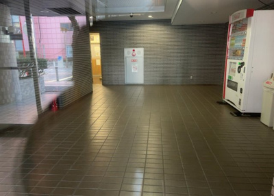 【ロビー】 | ライオンズマンション相模原第７ | ラウンジは、マンションの共用スペースに椅子やテーブルなどを配置した利用者が寛げる空間です。屋内型ラウンジと屋外型ラウンジがあります。共用部分の管理状況と合わせて、詳細については現地でご確認ください。