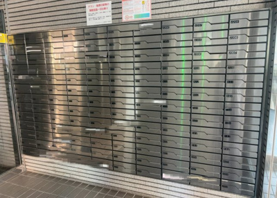 【設備】 | ライオンズマンション相模原第７ | エントランス付近に設置されている集合ポストは、住んでいる部屋と離れているため、ポストをあさるなど誰かに何かされていても被害に気づきにくいです。入居する時には他人に特定されにくい番号で鍵をかけましょう！