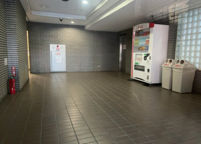 【ロビー】 | ライオンズマンション相模原第７ | ロビーというと、エントランスと何がちがうの？と思いますよね。実はロビーとエントランスには明確な決まりはありません。物件によっては、エントランスを入って広がるある程度の広さのある空間がロビーとなります。