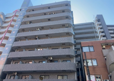 【現況写真】 | ライオンズマンション相模原第７ | 道幅が広い場所は日当たりや風通が良好です。幅が広いのですれ違いも可能ですし大きな車でも駐車可能！一方で、大型車が通ることも多くなるため交通量の増加により騒音に繋がります。また土地の値段が高くなります。