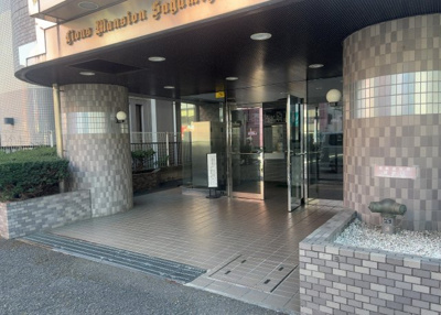 【玄関】 | ライオンズマンション相模原第７ | 玄関は家の顔でもあり、家族以外の目にも止まる場所です。玄関は外との間を仕切る扉、靴などをしまっておく収納スペース、靴脱ぎのたたきスペース、来客とのやり取りをするドアホンなど複数のアイテムからなります。