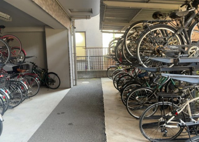 【駐車場】 | ライオンズマンション相模原第７ | 車一台あたりに必要なスペースは、標準サイズの普通自動車で横幅2m50cm、長さ5mは必要になります。ただし、乗降のことも考慮して横幅3m30cm、長さ5m50cmほどは確保できるところを選びましょう。