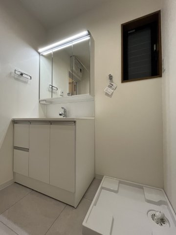 川崎市多摩区中野島四丁目戸建の洗面所|明るい洗面所です