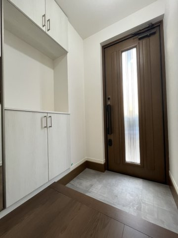 川崎市多摩区中野島四丁目戸建の玄関|収納もある玄関です