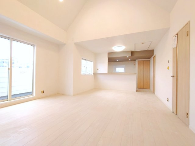 相模原市南区上鶴間二丁目戸建の居間・リビング|ゆったりとした居間です