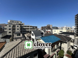 【展望】 | 眼前に広がる空の雄大さと、このお部屋の自慢の一つである「眺望」をご覧ください。毎日、この景色を独り占めできる新生活に夢が広がります。～即日のご見学可能～　お問合せはお気軽にどうぞ。