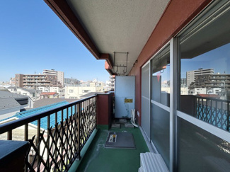 【その他共用部分】 | 陽当りの良さが自慢のバルコニーには、太陽光がさんさんと降り注ぎます。気分爽快な新生活を十分に想像できますね。～即日のご見学可能～　お問合せはお気軽にどうぞ。