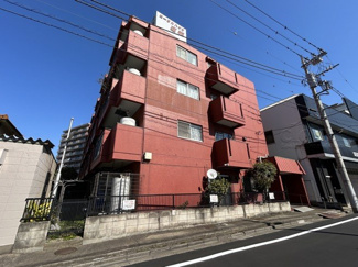【外観】 | 青空によく映える建物です。手入れの行き届いた外壁やマンション正面エントランスなど、綺麗な姿をぜひ一度、現地にてご覧ください。～即日のご見学可能～　お問合せはお気軽にどうぞ。