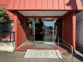 【エントランス】 | お客様を、そして住人を出迎えてくれるマンションのエントランス。ゴミが落ちていないことからも、管理状態の良さや住民の節度の高さが見て取れます。～即日のご見学可能～　お問合せはお気軽にどうぞ。