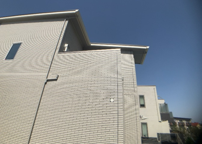 【バルコニー】 | バルコニーは、室外の専用スペースのうち、「屋根がなく開放された空間」であるものを指します。ベランダより広いタイプのものが多く、日当たりもよいため家庭菜園などを楽しみたい人にとって適した環境となります。
