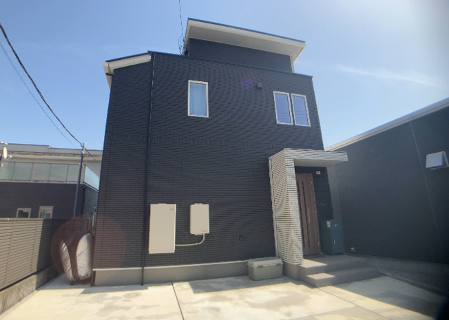 【構造・工法・仕様】 | 木造住宅とは土台、壁、柱など建築物の強度を支える構造体の材に木が使用されている構造を指します。構造体は建物の自重を支えるだけではなく風圧や水圧、積裁荷重などあらゆる衝撃に耐えるための基礎です。