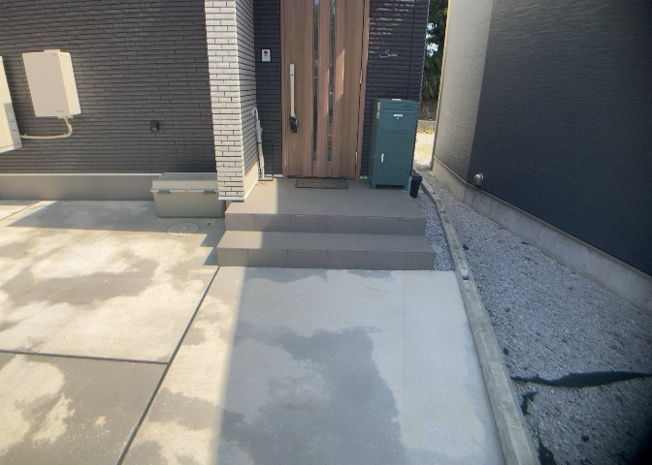 【内装】 | 玄関ポーチにおいて最も重視すべきと言っても良いのが広さです。適切な広さの玄関ポーチでないと外見的なバランスは崩れてしまいますし、何より使いにくくなってしまいますので、現地で実際に下見をしてみましょう！