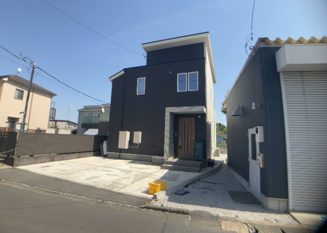 【外観】 | 現地に行くなら、物件の周囲の地形がどうなっているかを見ることも大切です。周辺より低くなっている土地では、大雨などで水が集まりやすいため、地盤が弱くなっているということも考えられるため、注意が必要です。