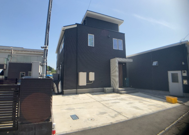 【外観】 | 隣家の土地はどうなっているのか、生活利便施設が近くにあるのか、学校まで近いかなど、お客様のライフスタイルにあわせたイメージが重要です。また、近くにあると困る施設が近くにないかも確認するといいでしょう。