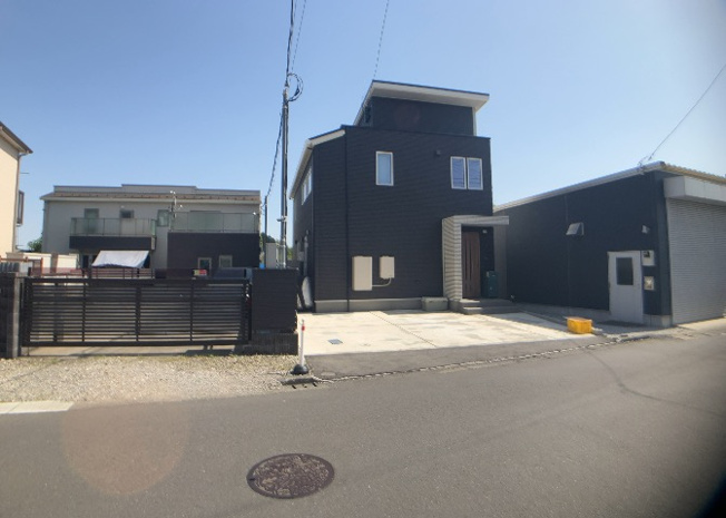 【前面道路含む現地写真】 | 南側道路の場合は長い時間光を入れ込むことができるため、庭やリビングを道路側に持ってくることが多く土地価格も高い傾向にあります。一方北側道路だとリビングや庭が南側になりプライバシーを守ることができます。