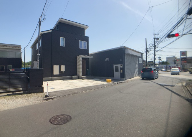 【前面道路含む現地写真】 | 東側道路の場合は居室を南向きに設計しやすいため、朝日が入りやすいというメリットがあります。一方、西側道路も東側同様に居室を南向きに設計しやすいのですが、住宅地だと朝日が入りにくいという弱点があります。