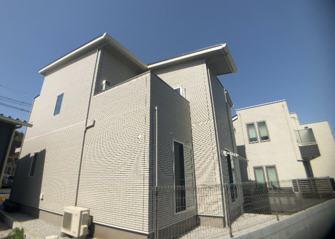 【バルコニー】 | バルコニーは、建物内から室外へ楽に出入りできる便利なスペースです。また、バルコニーには手すりを付けることが義務付けられており、手すりの高さは110cm以上で施工することが建築基準法で定められています。