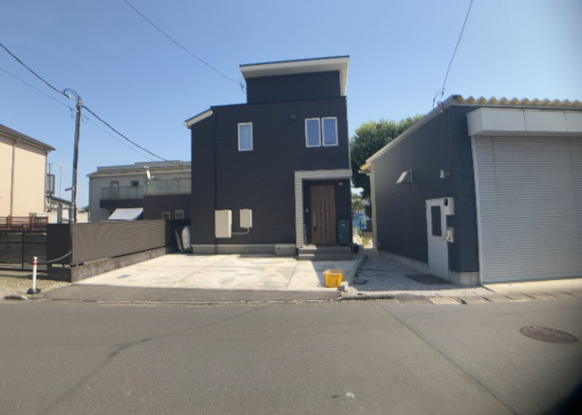 【前面道路含む現地写真】 | 住宅用の土地では前面道路に2m以上接していなければならないと法律で定められています。しかし、お持ちの車のサイズやライフスタイルなどにより、2mでは利便が悪い場合もございますので、事前に確認しましょう。