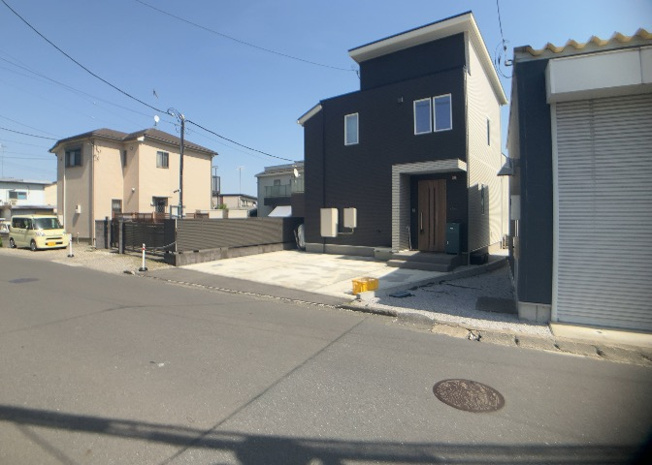 【前面道路含む現地写真】 | 道幅が広い場所は日当たりや風通が良好です。幅が広いのですれ違いも可能ですし大きな車でも駐車可能！一方で、大型車が通ることも多くなるため交通量の増加により騒音に繋がります。また土地の値段が高くなります。