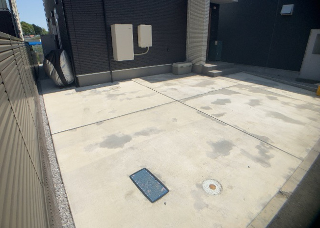 【駐車場】 | 駐車場と明記されていても、最小スペースでつくられた駐車場だと大型車は駐車できなかったり、出入りしにくくなったりする可能性があります。お車のサイズと購入したい物件の駐車場のサイズを現地で確認しましょう。