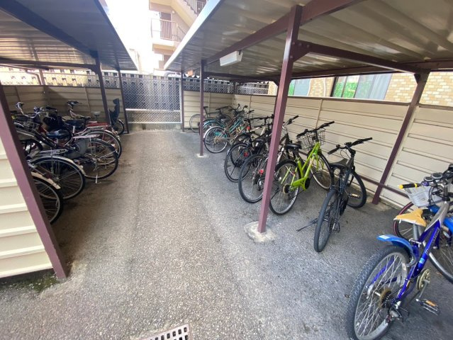 チサンマンション瓢箪山のその他|屋根付き駐輪場は雨の日でも安心ですね◎