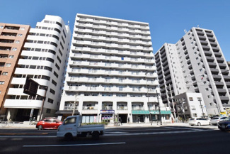 【外観】 | 手入れの行き届いた外壁やエントランスなど、「見ればわかる」レベルで清潔感を保ったマンションです。築年数を感じさせない姿で皆様をお出迎えします。～即日のご見学可能～　お問合せはお気軽にどうぞ。