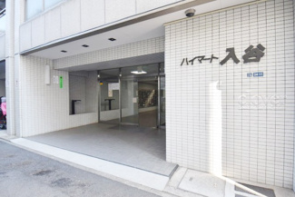 【エントランス】 | お客様を、そして住人を出迎えてくれるマンションのエントランス。ゴミが落ちていないことからも、管理状態の良さや住民の節度の高さが見て取れます。～即日のご見学可能～　お問合せはお気軽にどうぞ。