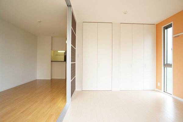 ヴィルドミールカメリアの居間・リビング|スライディングスクリーンを開ければ広大なスペースに♪