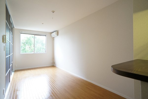 ヴィルドミールカメリアの居間・リビング|南向きのリビング♪寝室には明かりが漏れないようシックな木目調のスライディングスクリーンがあります♪