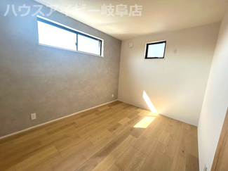【洋室】 | 岐阜市鏡島南！吹き抜け土間テラスのある新築戸建♪お車ラクラク並列3台可能！無垢フロアー！ | 岐阜市鏡島南！吹き抜け土間テラスのある新築戸建♪お車ラクラク並列3台可能！無垢フロアー！